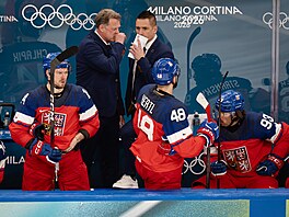 Trenér Radim Rulík probírá strategii s asistentem Tomá�em Plekancem.