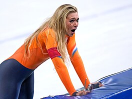 Jake Paul sleduje z tribuny zlatou jízdu své snoubenky Jutty Leerdamové....