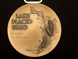 Americký Lake Placid hostil zimní hry v roce 1980. Na líci medaile je ruka s...