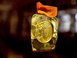 Na zimních hrách v roce 1984 v Sarajevu nesly medaile výrazn� jednoduchý a...