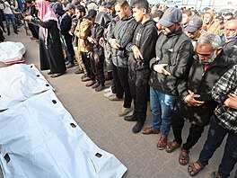 Poz�stalí b�hem poh�bu Palestinc� zabitých b�hem no�ního izraelského útoku v...