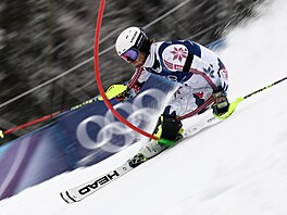 Norský ly�a� Atle Lie McGrath sjí�dí tra� b�hem slalomu mu��. (16. února 2026)