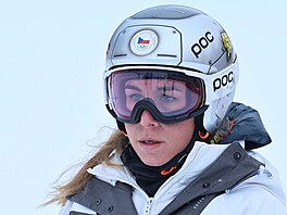 �eská reprezentantka Ester Ledecká se soust�edí b�hem prohlídky trat� p�ed...