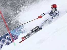 Marek Müller padá p�i sjezdu b�hem slalomu. (16. února 2026)