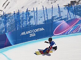 Radek Houser z �eské republiky v akci ve snowboardcrossu. (12. února 2026)