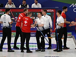 �e�i Luká� Klípa, Martin Jurík a Marek �ernovský b�hem curlingového zápasu...