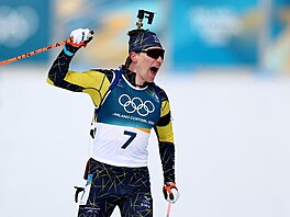 �véd Martin Ponsiluoma slaví po p�ekro�ení cílové �áry a zisku zlaté medaile ve...