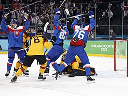Pavol Regenda ze Slovenska slaví první gól se svými spoluhrá�i. (18. února 2026)