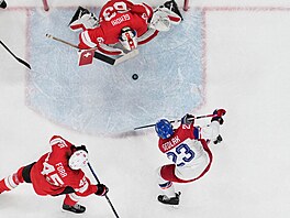 Luká� Sedlák (23) v souboji se �výcarskem. (15. února 2026)