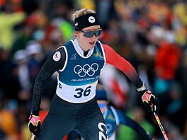 Kate�ina Janatová v akci na ly�ích na 10 km voln�. (12. února 2026)