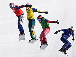 �eská reprezentantka Eva Adamczyková (v �erveném) b�hem �tvrfinále ve...