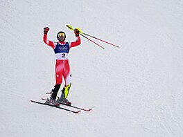 Zlatý medailista Loic Meillard ze �výcarska slaví vít�zství ve slalomu mu��....