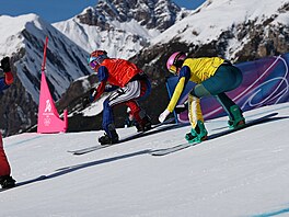 �eská reprezentantka Eva Adamczyková (v �erveném) ve finále snowboardcrossu...