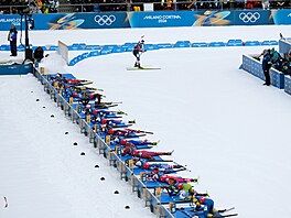 Camille Benedová z Francie odjí�dí ze st�elnice v biatlonovém závod� �en na 4 x...