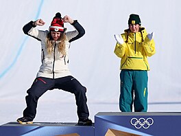 Eva Adamczyková (vlevo) vybojovala ve snowboardcrossu olympijské st�íbro. (13....