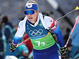 Lucie Charvátová (7) b�hem �enské �tafety 4 x 6 km v biatlonu. (18. února 2026)