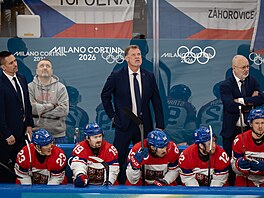 Trenér Radim Rulík na st�ída�ce. (15. února 2026)