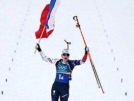 Julia Simonová z Francie p�ekra�uje cílovou �áru a získává zlatou medaili v...