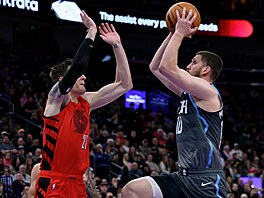 Vít Krej�í z Portlandu (vlevo) brání Sviho Mykhailiuka z Utahu.