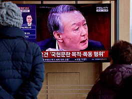 Lidé sledují zpravodajství o rozsudku v p�ípadu vzpoury bývalého prezidenta Jun...