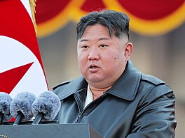 Severokorejský v�dce Kim �ong-un na slavnostním p�edání raketomet� rá�e 600 mm...
