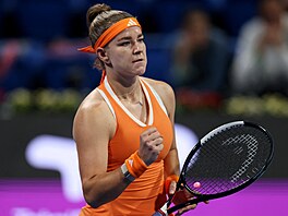 Karolína Muchová se hecuje ve finále turnaje v Dauhá.