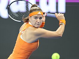 Karolína Muchová se nap�ahuje k úderu ve finále turnaje v Dauhá.