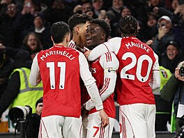 Fotbalisté Arsenalu slaví gól v utkání Premier League proti Wolverhamptonu.