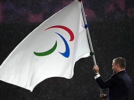 Vlajka se symbolem paralympiády.