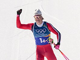 Johannes Hösflot Klaebo slaví své deváté olympijské zlato.