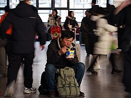 �í�an Liou Ȓ-�chüan �ekal na více ne� 30hodinovou cestu vlakem do �cheng-tu,...