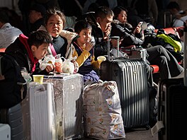 P�esunu lidí, kte�í se chystají cestovat do svých rodných m�st v rámci...