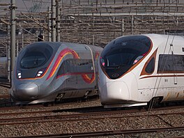 Jízdenky na vysokorychlostí vlaky (zde na nádra�í v Pekingu) jsou mnohem dra��í...