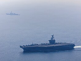 Americká letadlová lo� USS Abraham Lincoln v �ele úto�né skupiny v Arabském...