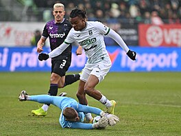 Slávistický branká� Jind�ich Stan�k zasahuje proti karvinskému úto�níkovi...