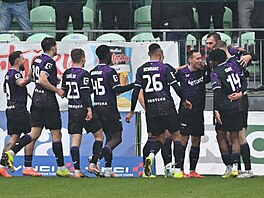 Fotbalisté Slavie oslavují vedoucí gól na h�i�ti Karviné, který vst�elil...