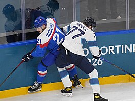 Adam R��i�ka a Niko Mikkola v zápase mezi Slovenskem a Finskem. (11. února 2026)