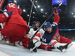 Sidney Crosby a Jan Rutta v zápase mezi �eskem a Kanadou. (12. února 2026)