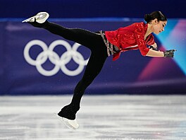 Adeliia Petrosianová závodící pod neutrální vlajkou a její krátký program. (17....