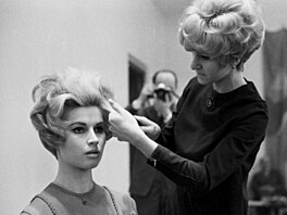 P�ehlídka módních ú�es� v Praze v roce 1967.
