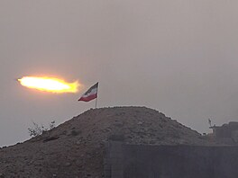 Íránské revolu�ní gardy po�ádají vojenské cvi�ení v Hormuzském pr�livu. (16....