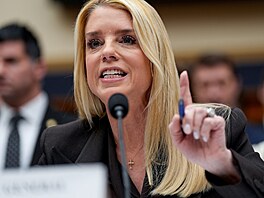Americká ministryn� spravedlnosti Pam Bondiová �elila otázkám Kongresu v...