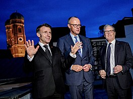 Francouzský prezident Emmanuel Macron, n�mecký kanclé� Friedrich Merz a britský...