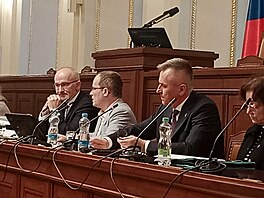 Hradní kanclé� Milan Va�ina na jednání rozpo�tového výboru Sn�movny (na snímku...