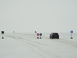 Auto jede po zamrzlém pr�livu Soela v Baltském mo�i poblí� estonského ostrova...