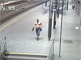 Policie pátrá po mu�i, kterého zachytila bezpe�nostní kamera. V��í, �e m��e...