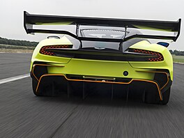 Aston Martin Vulcan: Tato britská okruhová raketa z roku 2015 byla dodávána se...