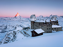 Úchvatný výhled na Matterhorn p�i východu slunce ve vý�ce 3100 m nad mo�em z...