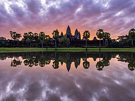 Fotografie chrámového komplexu v Angkoru se zajímavým východem slunce a...