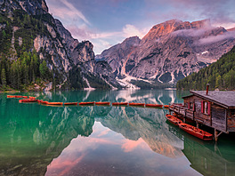 Horské jezero Lago di Braies v údolí Valle di Braies v italských Dolomitech v...